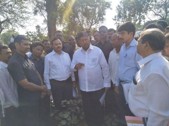 Farmers are angry because the Guardian did not know the misery | पालकमंत्र्यांनी व्यथा जाणून न घेतल्याने शेतकरी संतप्त Farmers are angry because the Guardian did not know the misery | पालकमंत्र्यांनी व्यथा जाणून न घेतल्याने शेतकरी संतप्त