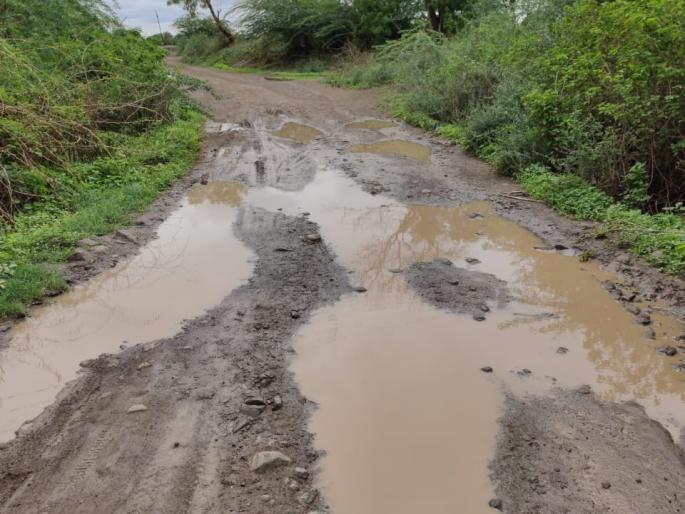 Taru Khedle Gawli Vasti Road in the water | तारु खेडले गवळी वस्ती रस्ता पाण्यात Taru Khedle Gawli Vasti Road in the water | तारु खेडले गवळी वस्ती रस्ता पाण्यात