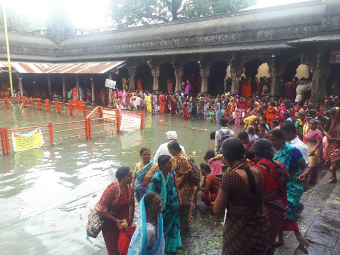 A crowd of women for bathing on Kushwarta | कुशावर्तावर स्नानासाठी महिलांची गर्दी A crowd of women for bathing on Kushwarta | कुशावर्तावर स्नानासाठी महिलांची गर्दी