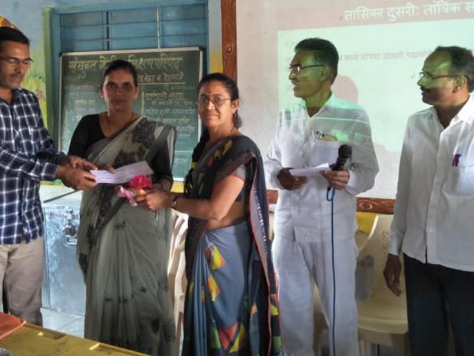 The glory of an educated mother in remembrance of an illiterate mother | निरक्षर आईच्या स्मरणार्थ गुणवंत शिक्षकांचा गौरव  The glory of an educated mother in remembrance of an illiterate mother | निरक्षर आईच्या स्मरणार्थ गुणवंत शिक्षकांचा गौरव