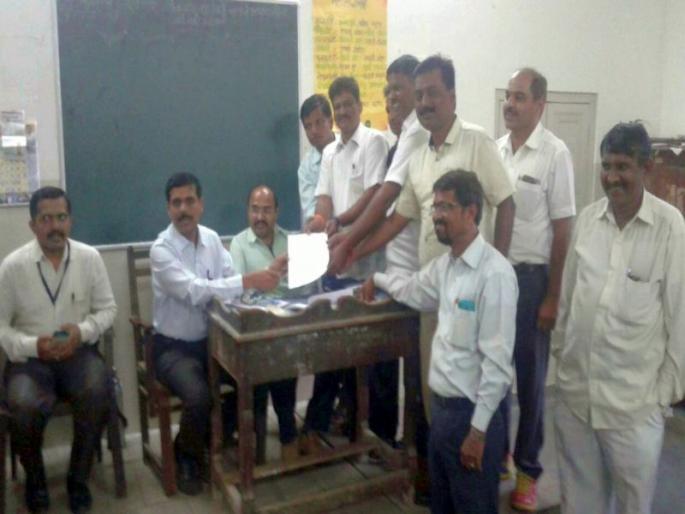 Demand to complete the pending demands by giving a statement to the primary education authority, to boycott the online work of teachers in Nashik district. | नाशिक जिल्ह्यातील शिक्षकांचा ऑनलाईन कामावर बहिष्कार टाकण्याचा निर्णय, प्राथमिक शिक्षणाधिकाऱ्यांना निवेदन देऊन प्रलंबित मागण्या पूर्ण करण्याची मागणी