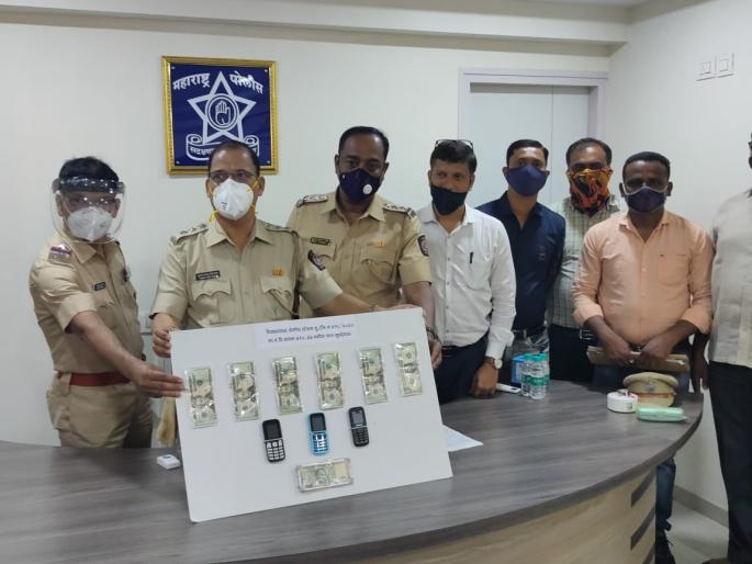 Dukli arrested for defrauding millions in the name of exchanging US dollars | अमेरिकन डॉलर्स एक्सचेंज करण्याच्या नावाखाली लाखोंची फसवणूक करणाऱ्या दुकलीला अटक Dukli arrested for defrauding millions in the name of exchanging US dollars | अमेरिकन डॉलर्स एक्सचेंज करण्याच्या नावाखाली लाखोंची फसवणूक करणाऱ्या दुकलीला अटक