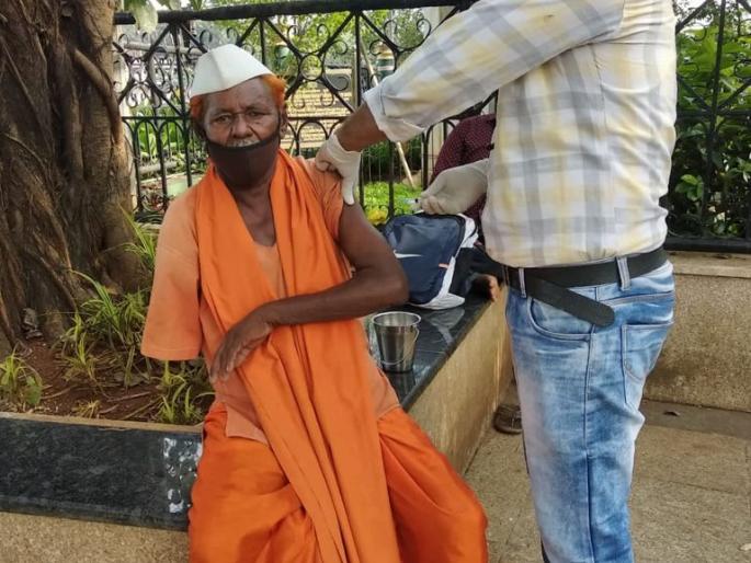 Thane Municipal Corporation also vaccinated 50 homeless persons | ठाणे महापालिकेने ५० बेघर व्यक्तींचेही केले लसीकरण