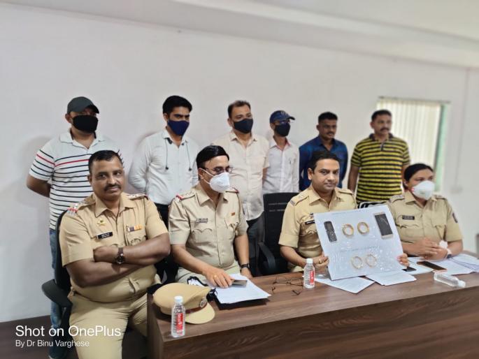 Woman burglars arrested for stealing jewelery from jewelery shop | ज्वेलर्सच्या दुकानातून दागिने लुबाडणाऱ्या सराईत महिला चोरटयांना अटक