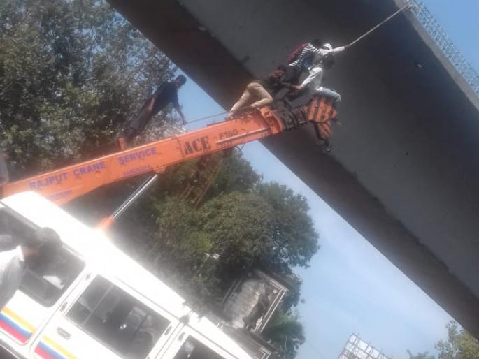 Police have recovered life-threatening incident in Thane | ठाण्यात आत्महत्येचा प्रयत्न करणाऱ्यास पोलिसांच्या प्रसंगावधनामुळे मिळाले जीवदान Police have recovered life-threatening incident in Thane | ठाण्यात आत्महत्येचा प्रयत्न करणाऱ्यास पोलिसांच्या प्रसंगावधनामुळे मिळाले जीवदान