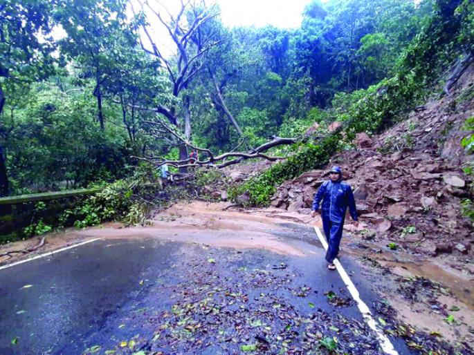 Hurricanes collapse in Tilari Ghats | ढगफुटीमुळे तिलारी घाटात डोंगर कोसळला, यंत्रणेचा बोजवारा Hurricanes collapse in Tilari Ghats | ढगफुटीमुळे तिलारी घाटात डोंगर कोसळला, यंत्रणेचा बोजवारा