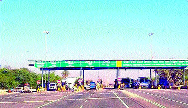 Doctor beaten up by toll staff | टोल कर्मचाऱ्यांकडून डॉक्टरला मारहाण