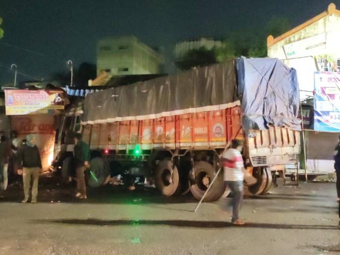 The thrilling journey of the Mathefiru truck driver took the breath away of many | माथेफिरु ट्रक चालकाच्या थरारक प्रवासाने अनेकांचा रोखला श्वास