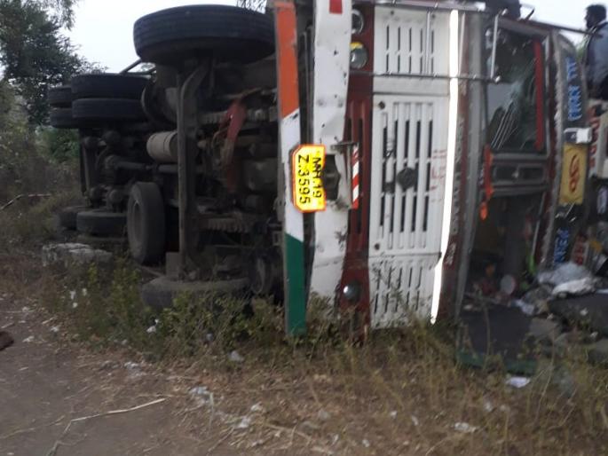 A truck full of cotton bales overturned, killing the cleaner | कपाशीच्या गाठी भरलेला ट्रक पलटी होऊन क्लीनर ठार A truck full of cotton bales overturned, killing the cleaner | कपाशीच्या गाठी भरलेला ट्रक पलटी होऊन क्लीनर ठार