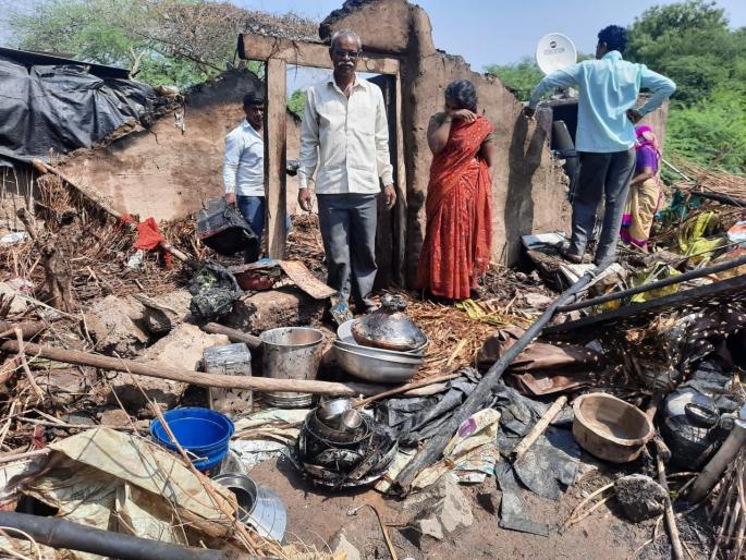 Sudden fire at the hut at Wadji, burning the world to ashes | वडजी येथे झोपडीला अचानक आग, संसार जळून खाक Sudden fire at the hut at Wadji, burning the world to ashes | वडजी येथे झोपडीला अचानक आग, संसार जळून खाक
