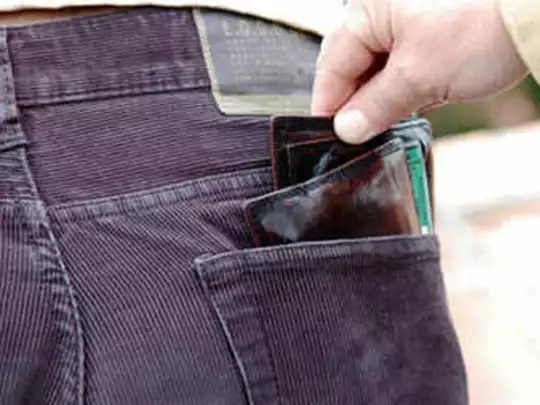 A throng of thieves at the funeral of a brave soldier | वीर जवानाच्या अंत्ययात्रेत चोरट्यांचा धुमाकूळ A throng of thieves at the funeral of a brave soldier | वीर जवानाच्या अंत्ययात्रेत चोरट्यांचा धुमाकूळ