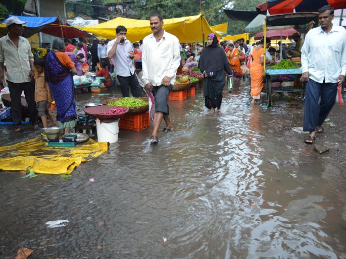 Vegetable chimneys with rain water ... customer bunds with increase! | पावसाच्या पाण्याने पालेभाज्या चिंब... दरवाढीने ग्राहकांची बोंब! Vegetable chimneys with rain water ... customer bunds with increase! | पावसाच्या पाण्याने पालेभाज्या चिंब... दरवाढीने ग्राहकांची बोंब!