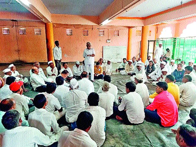 Farmers protest against giving land to railway project | रेल्वे प्रकल्पास जमिनी देण्यास शेतकऱ्यांचा विरोध Farmers protest against giving land to railway project | रेल्वे प्रकल्पास जमिनी देण्यास शेतकऱ्यांचा विरोध