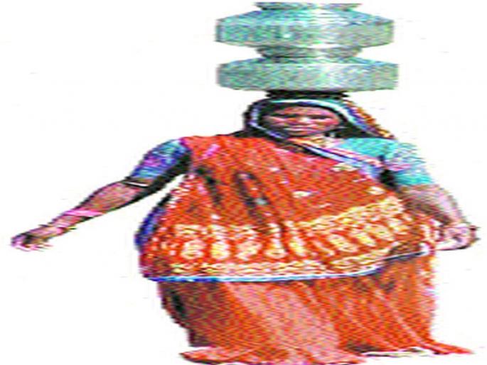 At the beginning of March, the water scarcity of the Gravav can be seen by women: the wells reached by the well | मार्चच्या प्रारंभीच गुळवंचला टंचाईच्या झळा महिलांची वणवण : विहिरींनी गाठला तळ At the beginning of March, the water scarcity of the Gravav can be seen by women: the wells reached by the well | मार्चच्या प्रारंभीच गुळवंचला टंचाईच्या झळा महिलांची वणवण : विहिरींनी गाठला तळ
