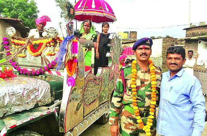 Retired soldier processin in Villege in washim district | विळेगावात निवृत्त सैनिकाची वाजतगाजत मिरवणूक Retired soldier processin in Villege in washim district | विळेगावात निवृत्त सैनिकाची वाजतगाजत मिरवणूक