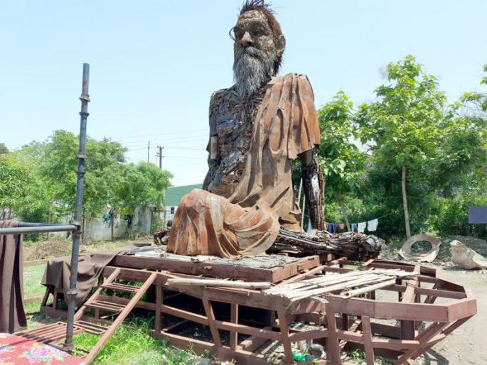 Vinoba's sculptures made from 15 to 20 tons of scrap metal | तब्बल १५ ते २० टन भंगार मालातून तयार केले विनोबांचे शिल्प Vinoba's sculptures made from 15 to 20 tons of scrap metal | तब्बल १५ ते २० टन भंगार मालातून तयार केले विनोबांचे शिल्प