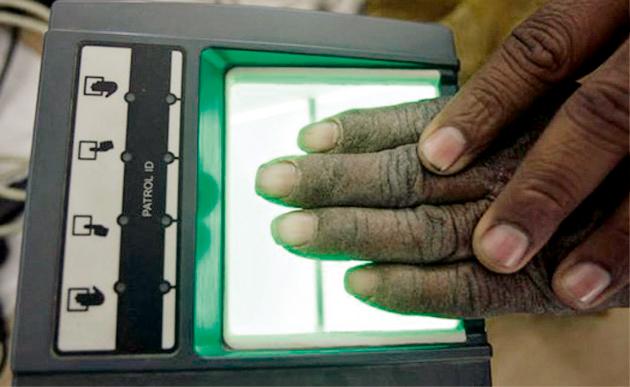 Bottom of biotech deal in the cheapest grains shop | स्वस्त धान्य दुकानातील बायोमेट्रिक वादाच्या भोवºयात Bottom of biotech deal in the cheapest grains shop | स्वस्त धान्य दुकानातील बायोमेट्रिक वादाच्या भोवºयात