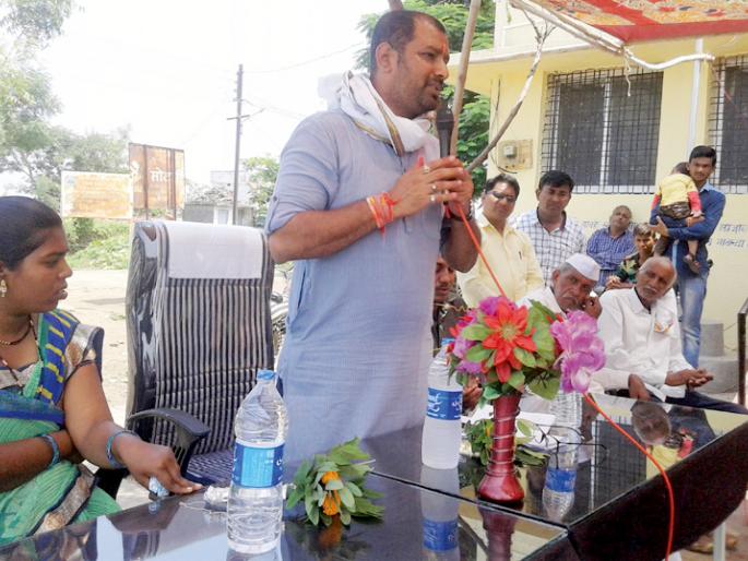 Pay attention to the public's constructions by the villagers | सार्वजनिक बांधकामांकडे गावकºयांनी लक्ष द्यावे Pay attention to the public's constructions by the villagers | सार्वजनिक बांधकामांकडे गावकºयांनी लक्ष द्यावे