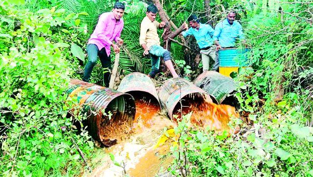 Aladdin liquor sales in crores house | अवैद्य दारूविक्रीची उलाढाल कोटींच्या घरात Aladdin liquor sales in crores house | अवैद्य दारूविक्रीची उलाढाल कोटींच्या घरात