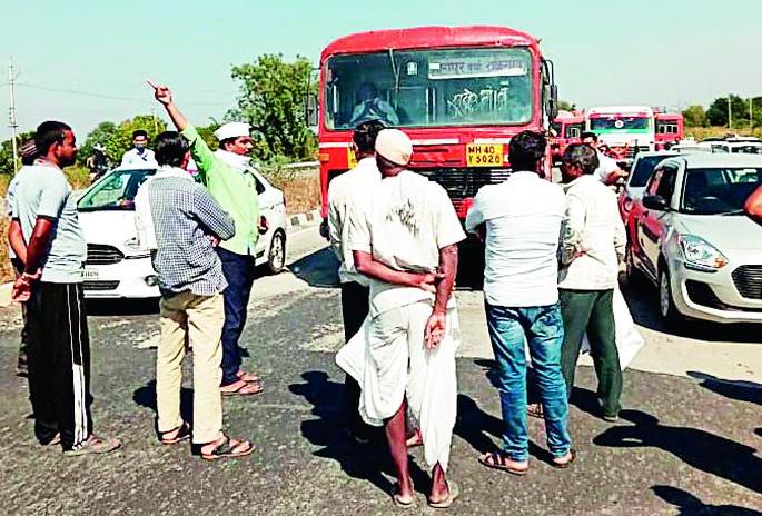 Rastaroko to withdraw anti-farmer bill | शेतकरी विरोधी विधेयक मागे घेण्यासाठी रास्तारोको