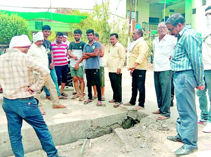 The waist to remove the pipe motorpump | नळावरील मोटरपंप काढण्यासाठी कसली कंबर The waist to remove the pipe motorpump | नळावरील मोटरपंप काढण्यासाठी कसली कंबर