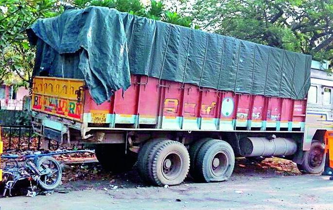 In the district, the Kalvandli Dholavad was constructed by accident | जिल्ह्यात अपघातांनी काळवंडली धुळवड In the district, the Kalvandli Dholavad was constructed by accident | जिल्ह्यात अपघातांनी काळवंडली धुळवड