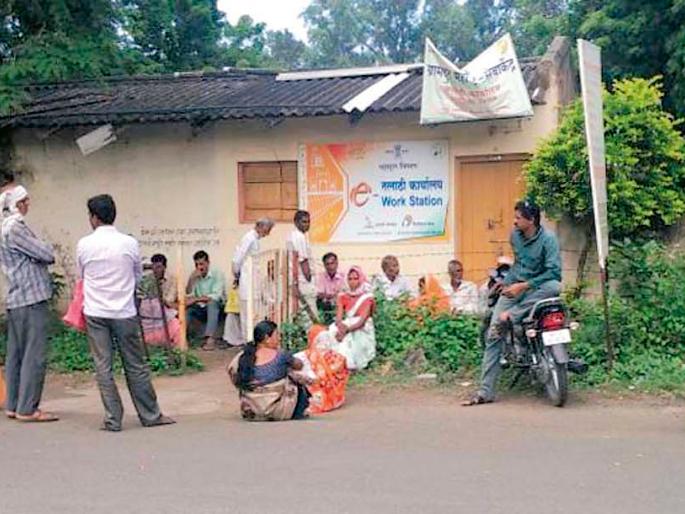 'Link failure' with center drivers and farmers' injury | केंद्र चालकांसह शेतकºयांनाही ‘लिंक फेल’चा फटका 'Link failure' with center drivers and farmers' injury | केंद्र चालकांसह शेतकºयांनाही ‘लिंक फेल’चा फटका