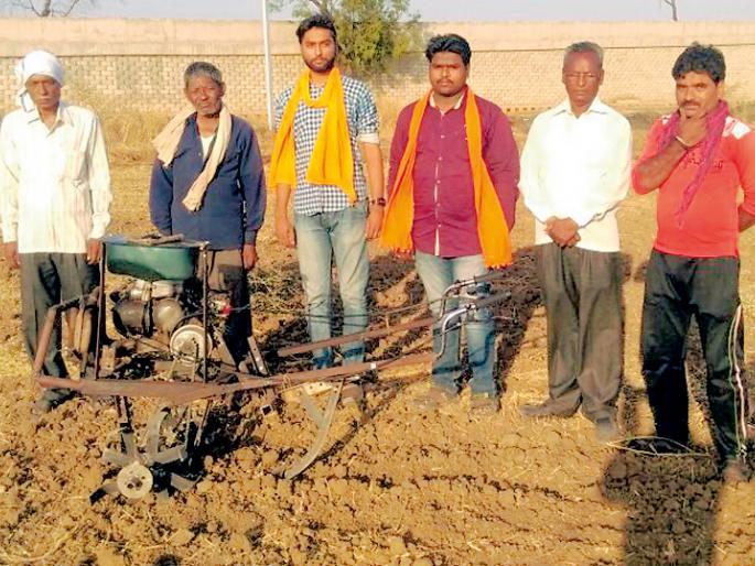 The machine made by the farmer engineer on the scooter engine | स्कूटरच्या इंंजिनवर शेतकरी अभियंत्याने बनविले यंत्र The machine made by the farmer engineer on the scooter engine | स्कूटरच्या इंंजिनवर शेतकरी अभियंत्याने बनविले यंत्र