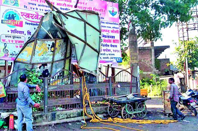 Hoardings owned by former corporator seized | माजी नगरसेवकाच्या मालकीचे होर्डिंग जप्त Hoardings owned by former corporator seized | माजी नगरसेवकाच्या मालकीचे होर्डिंग जप्त