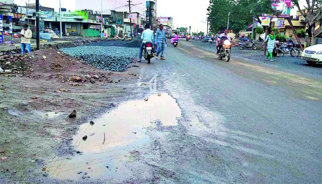 Construction of cement road construction corruption | सिमेंट रस्ता बांधकामात भ्रष्टाचार Construction of cement road construction corruption | सिमेंट रस्ता बांधकामात भ्रष्टाचार