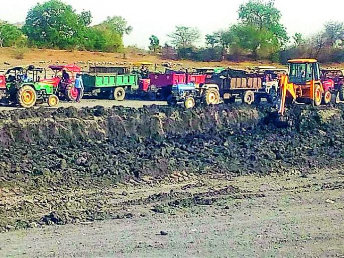 Freshwater farming due to pond silt | तलावातील गाळामुळे शेतशिवार होतेय सुपीक Freshwater farming due to pond silt | तलावातील गाळामुळे शेतशिवार होतेय सुपीक