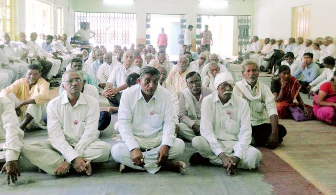 Fasting farmers for overall debt waiver | सरसकट कर्जमाफीसाठी शेतकºयांचा उपवास Fasting farmers for overall debt waiver | सरसकट कर्जमाफीसाठी शेतकºयांचा उपवास