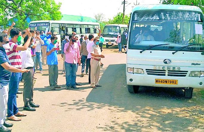 220 laborers left for own village chanting Bharatmata | भारतमातेचा जयघोष करीत २२० मजूर स्वगावी रवाना