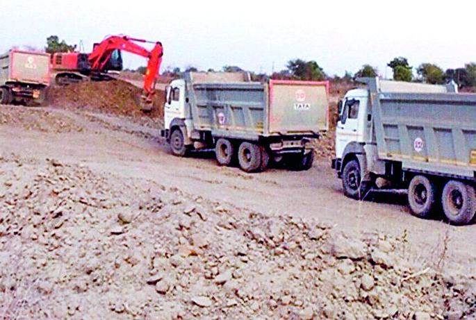 Miscrease mining from the field | शेतातून अवैधरित्या मुरुमाचे उत्खनन Miscrease mining from the field | शेतातून अवैधरित्या मुरुमाचे उत्खनन