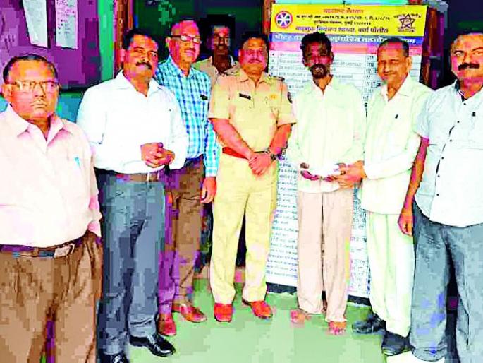 Financial aid to the deceased's family | मृताच्या कुटुंबीयांना आर्थिक मदत Financial aid to the deceased's family | मृताच्या कुटुंबीयांना आर्थिक मदत