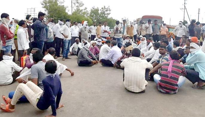 Angry cotton growers block Wardha-Yavatmal highway | संतप्त कापूस उत्पादकांनी रोखला वर्धा-यवतमाळ महामार्ग Angry cotton growers block Wardha-Yavatmal highway | संतप्त कापूस उत्पादकांनी रोखला वर्धा-यवतमाळ महामार्ग