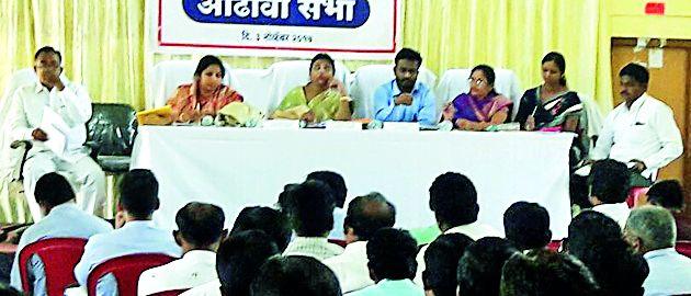 Maregaon, BDO, Gramsevak | मारेगाव बीडीओ, ग्रामसेवकांना धारेवर धरले Maregaon, BDO, Gramsevak | मारेगाव बीडीओ, ग्रामसेवकांना धारेवर धरले