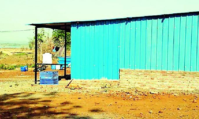 Shiv Sena's Elgar against the paramilitary workers | परप्रांतीय मजुरांविरूद्ध शिवसेनेचा एल्गार Shiv Sena's Elgar against the paramilitary workers | परप्रांतीय मजुरांविरूद्ध शिवसेनेचा एल्गार