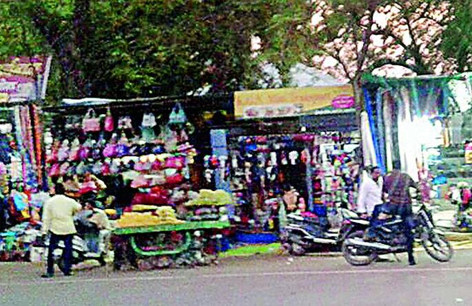Occupied occupations on the footpath of the river | वणीत फुटपाथवर व्यावसायिकांचा कब्जा Occupied occupations on the footpath of the river | वणीत फुटपाथवर व्यावसायिकांचा कब्जा
