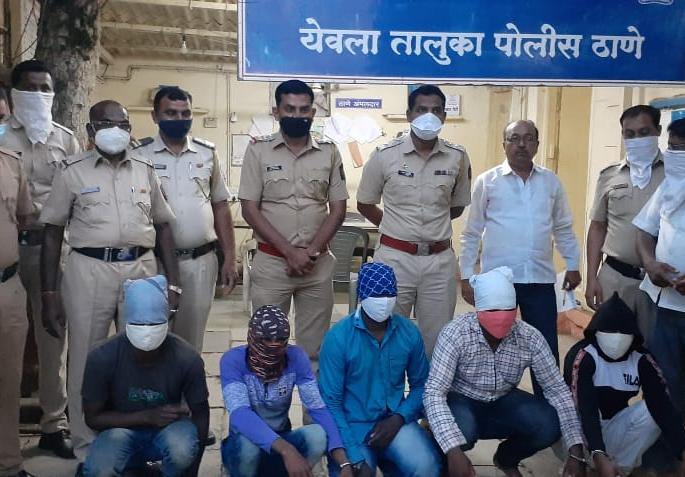 5 yards from the gang that looted Sarafas | सराफास लुटणाऱ्या टोळीतील ५ गजाआड 5 yards from the gang that looted Sarafas | सराफास लुटणाऱ्या टोळीतील ५ गजाआड