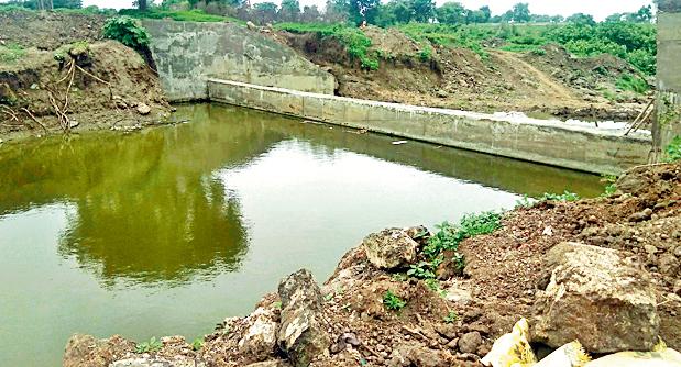 Support for the unbroken rainy seasoned farmers | बेपत्ता पावसात बंधारा शेतकºयांना आधार Support for the unbroken rainy seasoned farmers | बेपत्ता पावसात बंधारा शेतकºयांना आधार