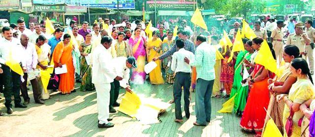 Holi by the Dhangar community of Mahayuti's word | महायुतीच्या वचननाम्याची धनगर समाजातर्फे होळी Holi by the Dhangar community of Mahayuti's word | महायुतीच्या वचननाम्याची धनगर समाजातर्फे होळी
