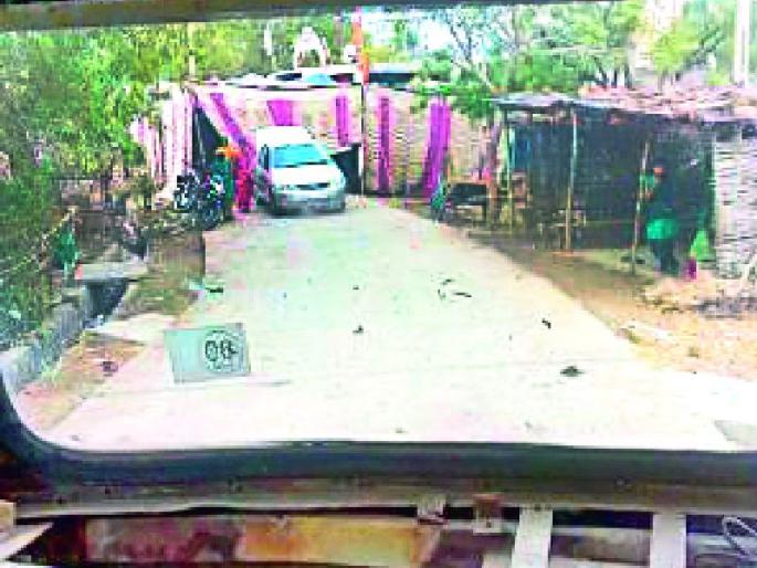 The corporation bus which was blocked by the marriage arrangement | लग्नाच्या मांडवाने अडविली महामंडळाची बस The corporation bus which was blocked by the marriage arrangement | लग्नाच्या मांडवाने अडविली महामंडळाची बस