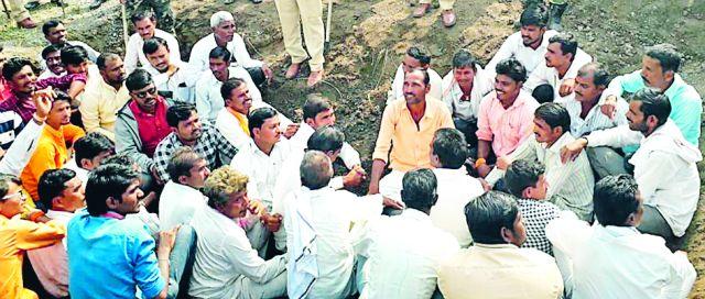 Farmers' funeral movement in Chaturat Penganga river bed | चातारीत पैनगंगा नदीपात्रात शेतकऱ्यांचे दफन आंदोलन Farmers' funeral movement in Chaturat Penganga river bed | चातारीत पैनगंगा नदीपात्रात शेतकऱ्यांचे दफन आंदोलन