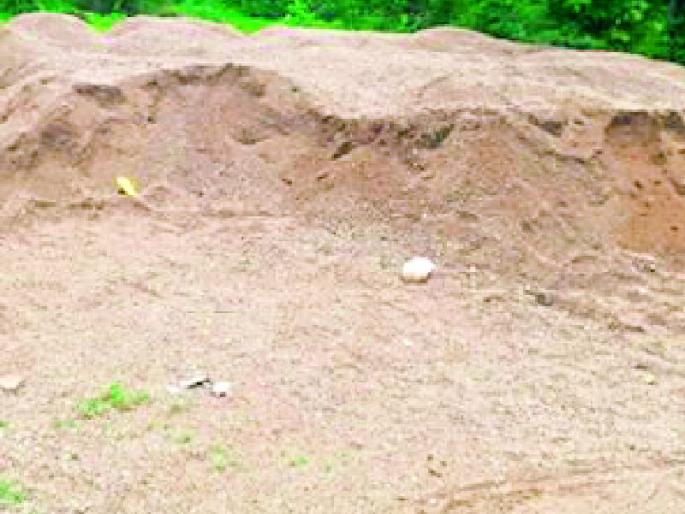 Sand mafia in the vicinity | जवळा परिसरात रेती माफियांचा धुडगूस Sand mafia in the vicinity | जवळा परिसरात रेती माफियांचा धुडगूस