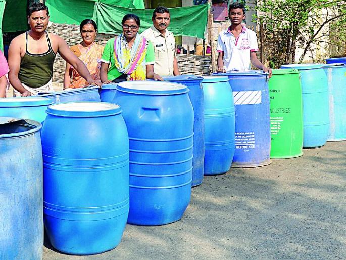 Khaki uniforms queue for drum water | ड्रमभर पाण्यासाठी खाकी वर्दीही रांगेत Khaki uniforms queue for drum water | ड्रमभर पाण्यासाठी खाकी वर्दीही रांगेत