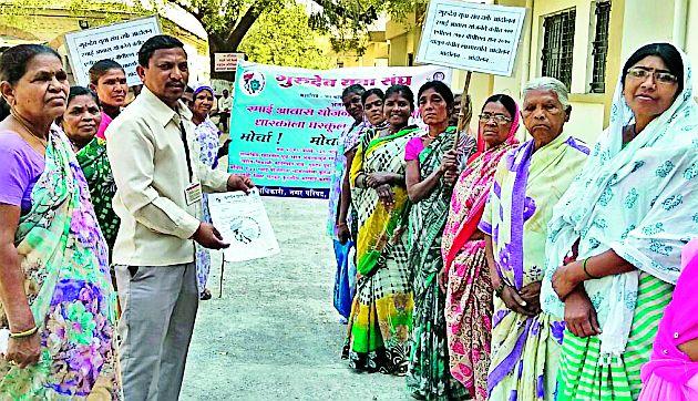 Workers on strike for the benefit of Ramai Awas Yojana | रमाई आवास योजनेच्या लाभासाठी कचेरीवर धडक Workers on strike for the benefit of Ramai Awas Yojana | रमाई आवास योजनेच्या लाभासाठी कचेरीवर धडक