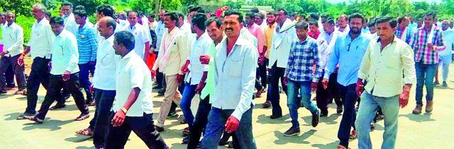 Stain of sugarcane growers | ऊस उत्पादकांचा ठिय्या Stain of sugarcane growers | ऊस उत्पादकांचा ठिय्या