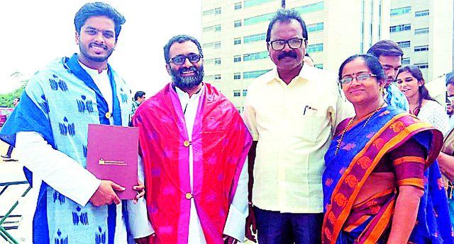 'Ieatian' became the son of Saloonchalka | सलूनचालकाचा मुलगा बनला ‘आयआयटीयन’ 'Ieatian' became the son of Saloonchalka | सलूनचालकाचा मुलगा बनला ‘आयआयटीयन’