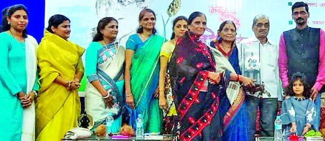 Meera Thackeray's mingled honor | मीरा ठाकरे यांना मायबोली सन्मान Meera Thackeray's mingled honor | मीरा ठाकरे यांना मायबोली सन्मान
